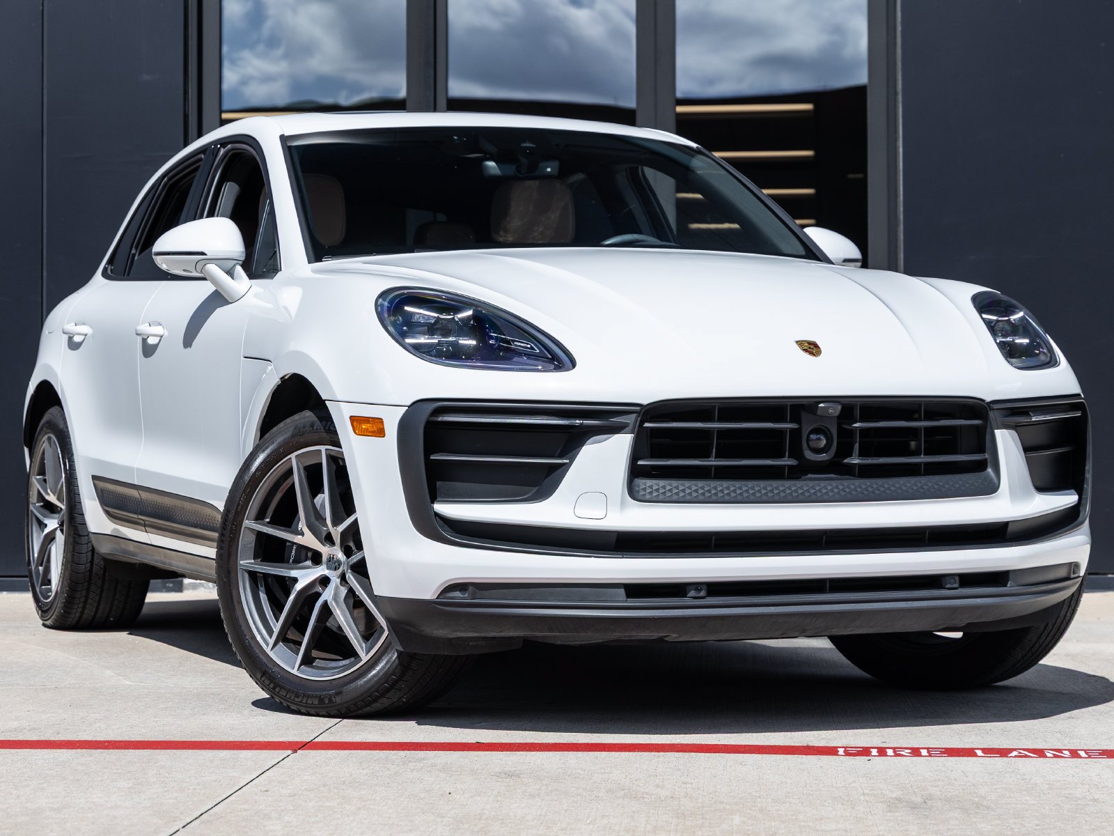 Certified 2024 Porsche Macan AWD/4WD image 6