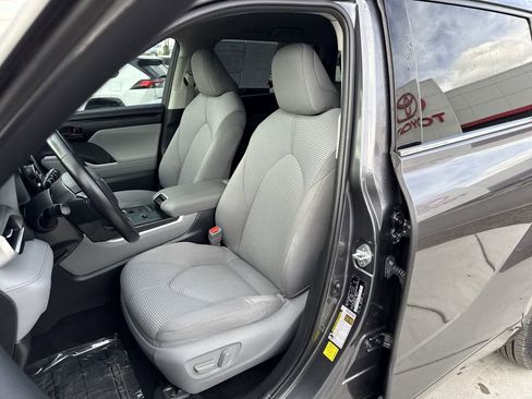 Used 2021 Toyota Highlander LE image 11
