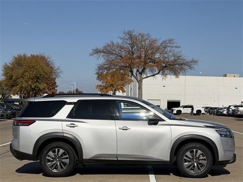 Used 2024 Nissan Pathfinder SV image 3