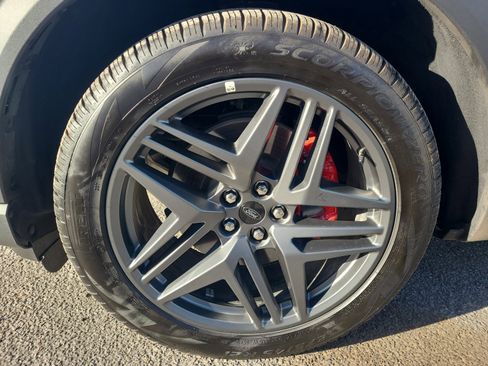 Used 2025 Ford Explorer ST-Line w/ ST-Line Street Pack image 11