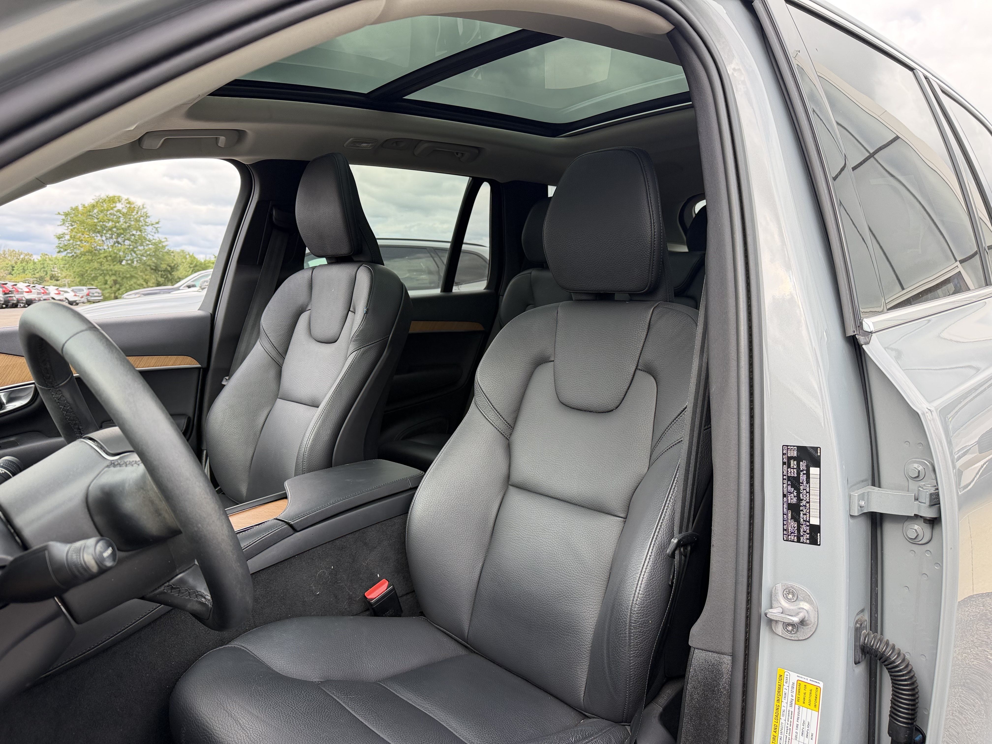 Used 2024 Volvo XC90 T8 Plus w/ Protection Package Premier AWD/4WD image 8