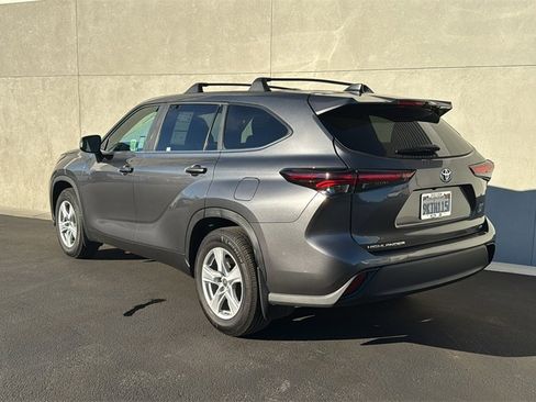 Used 2024 Toyota Highlander LE image 4