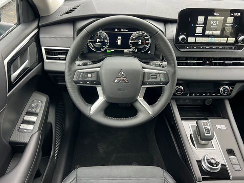 New 2025 Mitsubishi Outlander SE image 15