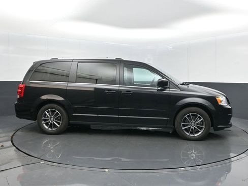 Certified 2017 Dodge Grand Caravan SXT image 8