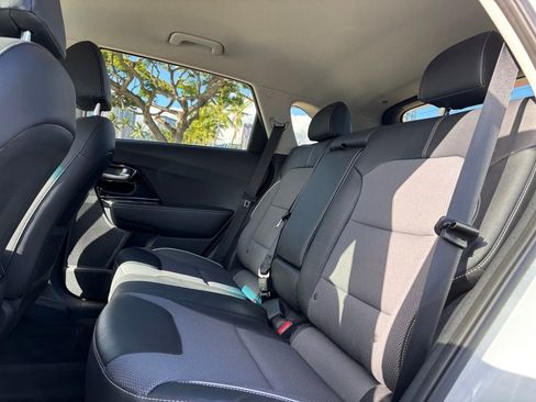 Used 2022 Kia Niro EX FWD image 10