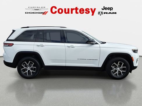 Certified 2023 Jeep Grand Cherokee Limited w/ Trailer Tow Prep Group (B) image 10