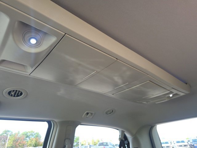 Used 2016 Chrysler Town & Country Touring FWD image 16