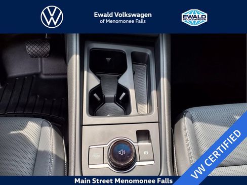 Certified 2025 Volkswagen Tiguan SE w/ Panoramic Sunroof Package AWD/4WD image 18