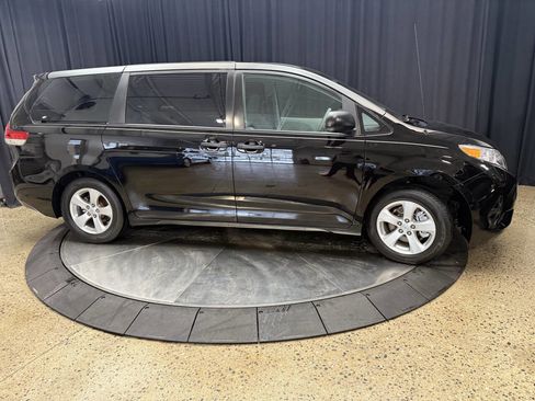 Used 2011 Toyota Sienna image 4