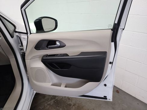 Used 2024 Chrysler Pacifica Touring-L FWD image 32