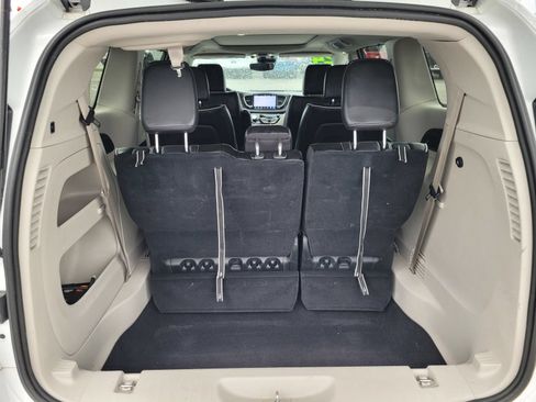 Used 2024 Chrysler Pacifica Limited FWD image 10
