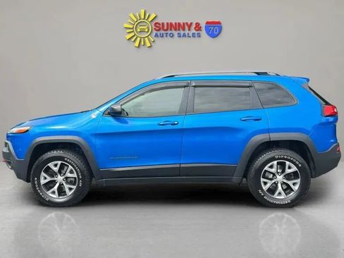 Used 2017 Jeep Cherokee Trailhawk w/ Cold Weather Group AWD/4WD image 5