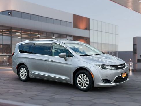 Used 2018 Chrysler Pacifica Touring-L w/ Advanced Safetytec Group FWD image 12