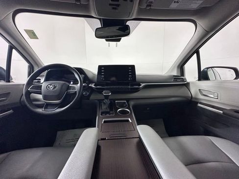 Used 2021 Toyota Sienna XLE image 19