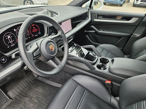 Certified 2026 Porsche Cayenne Coupe AWD/4WD image 4