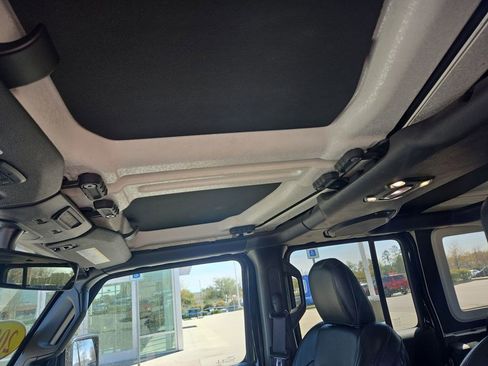 Used 2022 Jeep Wrangler Unlimited Sahara image 26