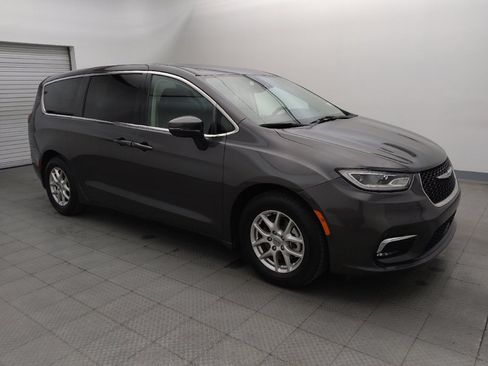 Used 2023 Chrysler Pacifica Touring-L FWD image 11