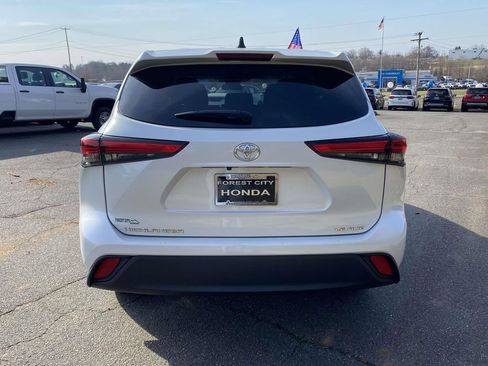 Used 2023 Toyota Highlander LE image 4