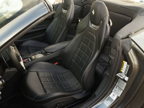 Used 2019 Ferrari Portofino image 10