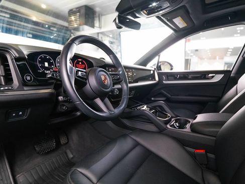 Certified 2025 Porsche Cayenne AWD/4WD image 4
