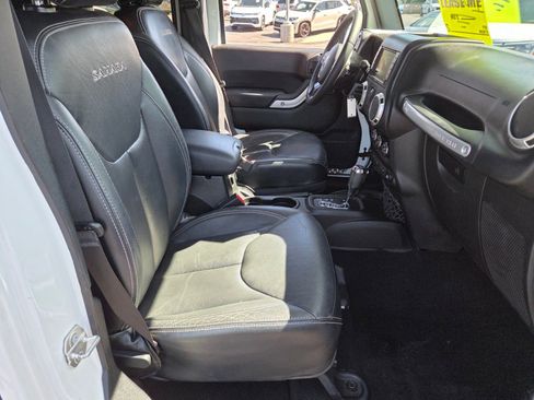Used 2017 Jeep Wrangler Unlimited Sahara w/ Connectivity Group AWD/4WD image 21