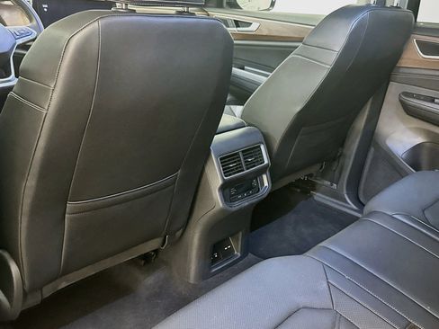 Used 2025 Volkswagen Atlas SE AWD/4WD image 28