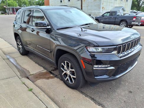 Used 2023 Jeep Grand Cherokee Limited image 4