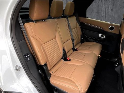 Used 2024 Land Rover Discovery Metropolitan Edition image 25