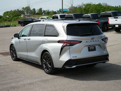 Used 2021 Toyota Sienna XSE FWD image 7