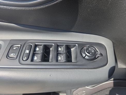 Used 2022 Jeep Renegade Latitude AWD/4WD image 17
