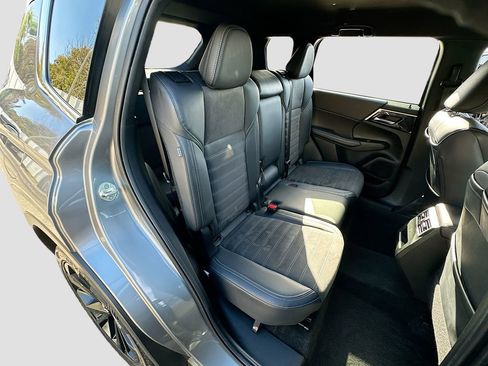 Used 2024 Mitsubishi Outlander SE Black Edition FWD image 27