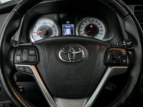 Used 2016 Toyota Sienna SE w/ SE Preferred Package FWD image 23
