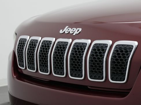 Used 2019 Jeep Cherokee Latitude Plus w/ Comfort/Convenience Group FWD image 11