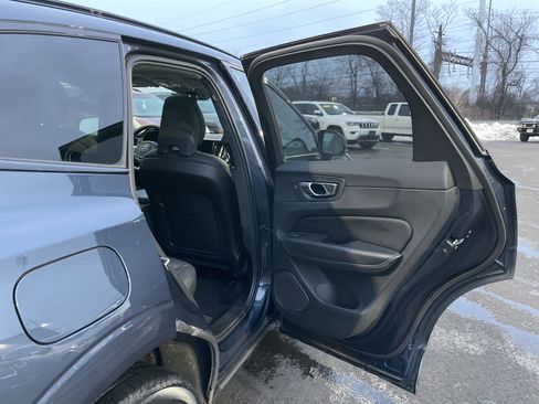 Used 2025 Volvo XC60 B5 Plus image 16