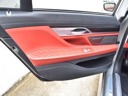 Used 2021 BMW 750i xDrive w/ Executive Package image 28