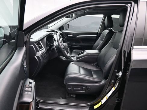 Used 2019 Toyota Highlander XLE image 11
