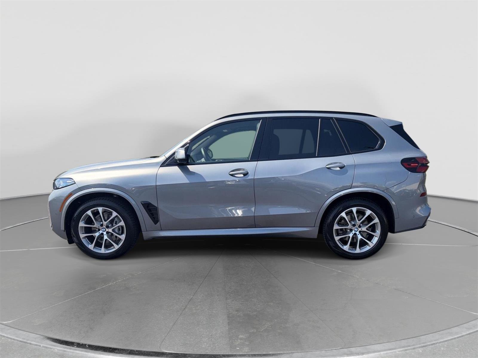 Used 2024 BMW X5 xDrive40i w/ M Sport Package AWD/4WD image 2