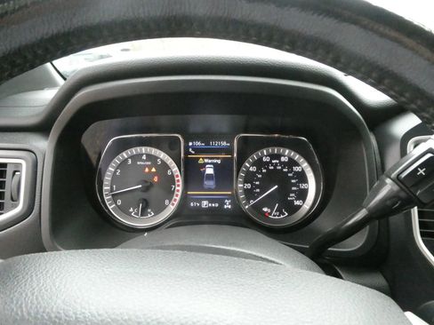 Used 2019 Nissan Titan SV w/ SV Convenience Package image 18