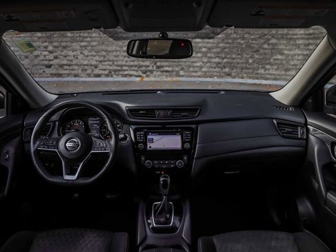 Used 2017 Nissan Rogue SV w/ SV Premium Package image 25