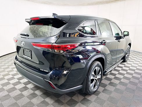 Used 2023 Toyota Highlander XLE AWD/4WD image 3
