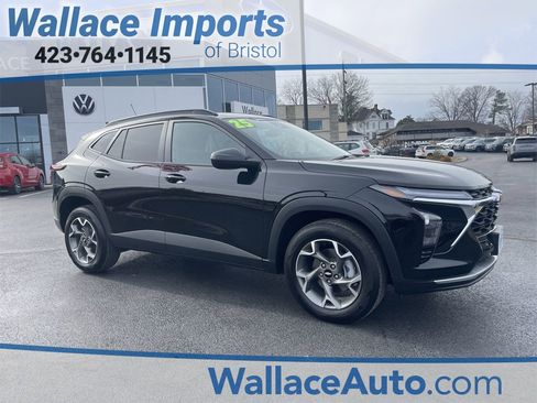 Used 2025 Chevrolet Trax LT w/ Driver Confidence Package image 1