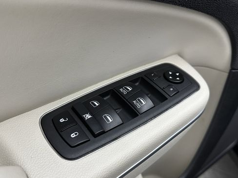 Used 2021 Chrysler 300 Touring L w/ Popular Equipment Group image 13