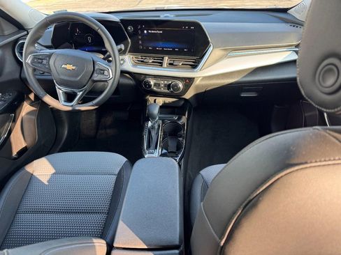 Used 2025 Chevrolet Trax LT w/ LT Convenience Package image 14