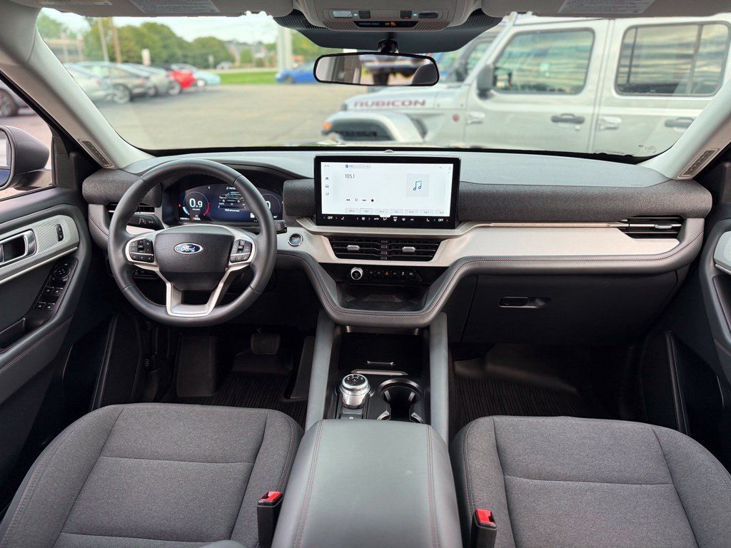 Certified 2025 Ford Explorer Active AWD/4WD image 2