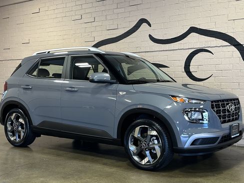 Used 2022 Hyundai Venue SEL w/ Cargo Package FWD image 2