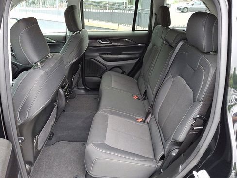 Used 2023 Jeep Grand Cherokee Laredo image 10