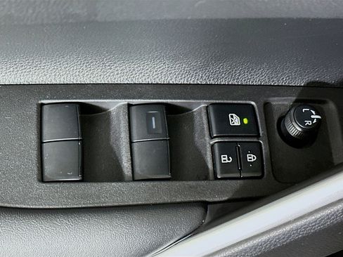 Used 2024 Toyota Corolla Cross LE w/ Moonroof Package image 14