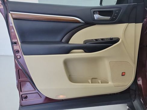 Used 2019 Toyota Highlander Limited Platinum FWD image 22