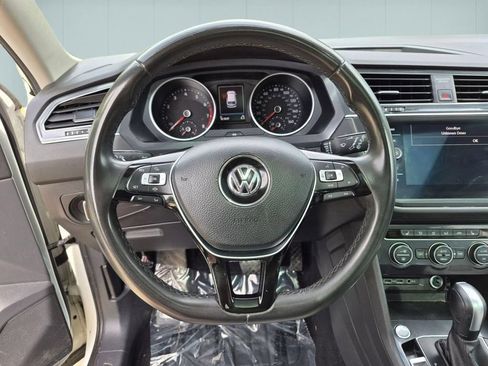 Used 2020 Volkswagen Tiguan SE w/ Panoramic Sunroof Package FWD image 18
