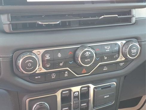 Used 2025 Jeep Wrangler Sahara image 10